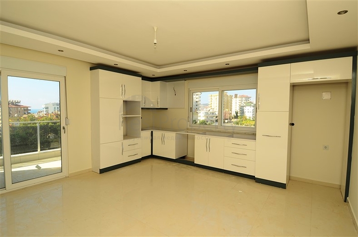 شقة مكونة من اربع غرف نوم ضمن مجمع عصري