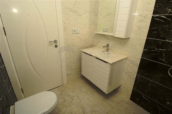 شقة مكونة من اربع غرف نوم ضمن مجمع عصري