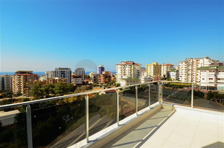 شقة مكونة من اربع غرف نوم ضمن مجمع عصري