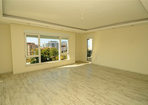 شقة مكونة من اربع غرف نوم ضمن مجمع عصري