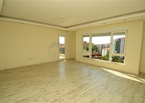 شقة مكونة من اربع غرف نوم ضمن مجمع عصري