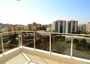 شقة مكونة من اربع غرف نوم ضمن مجمع عصري