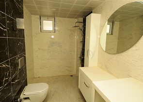 شقة مكونة من اربع غرف نوم ضمن مجمع عصري