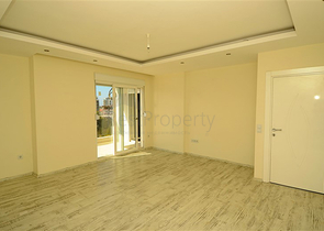 شقة مكونة من اربع غرف نوم ضمن مجمع عصري