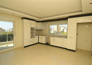 شقة مكونة من اربع غرف نوم ضمن مجمع عصري