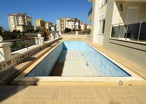 شقة مكونة من اربع غرف نوم ضمن مجمع عصري