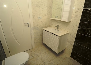 شقة مكونة من اربع غرف نوم ضمن مجمع عصري