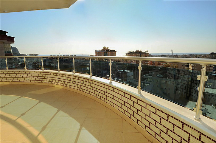 بنتهاوس مطلة على البحر في وسط ألانيا