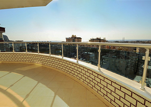 بنتهاوس مطلة على البحر في وسط ألانيا