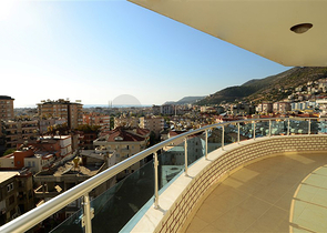 بنتهاوس مطلة على البحر في وسط ألانيا