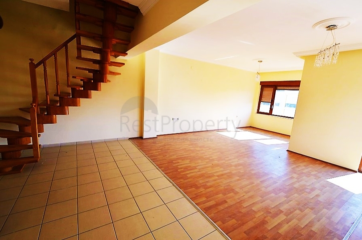 شقة بينتهاوس ثلاث غرف و صالة