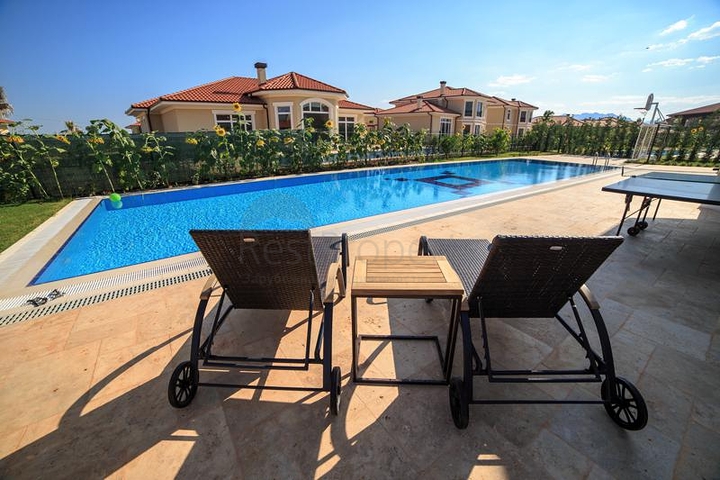 فيلات فاخرة في مجمع مميز