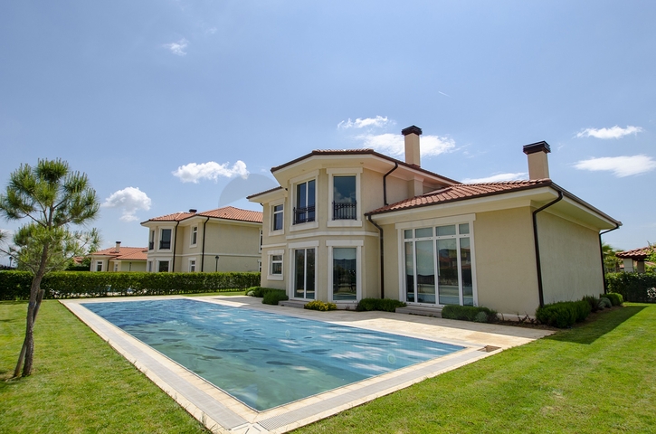 فيلات فاخرة في مجمع مميز