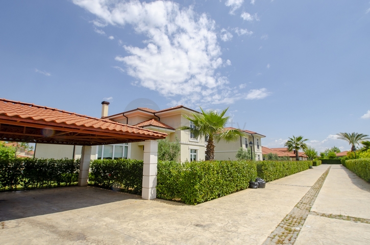 فيلات فاخرة في مجمع مميز