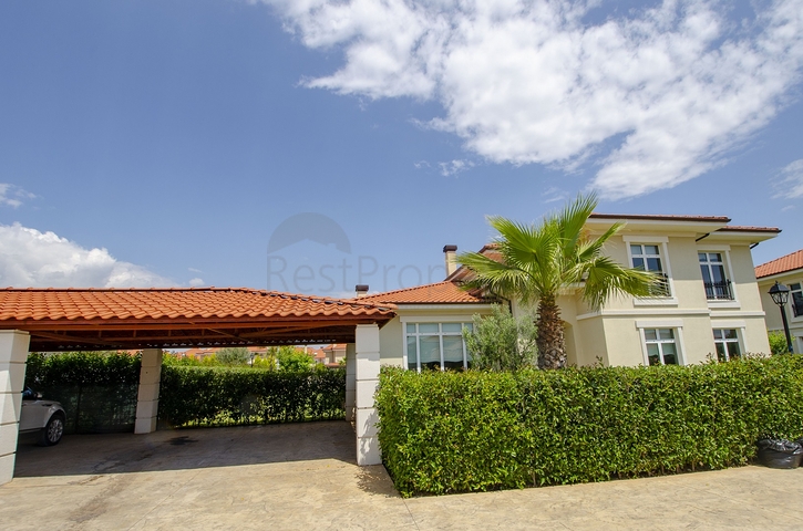 فيلات فاخرة في مجمع مميز