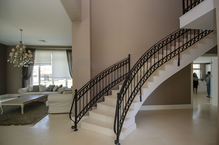 فيلات فاخرة في مجمع مميز