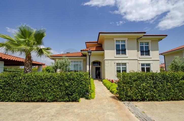 فيلات فاخرة في مجمع مميز