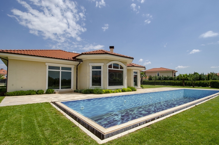 فيلات فاخرة في مجمع مميز