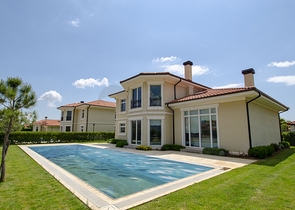 فيلات فاخرة في مجمع مميز