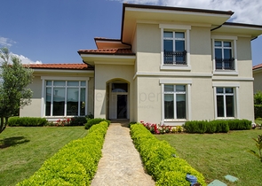 فيلات فاخرة في مجمع مميز