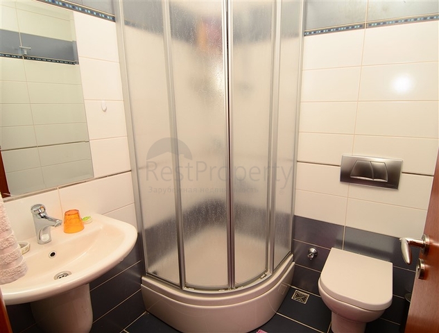 شقة ثلاث غرف و صالة مفروشة على الصف الأول للبحر