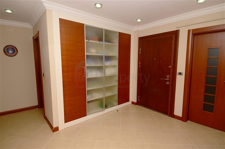 شقة ثلاث غرف و صالة مفروشة على الصف الأول للبحر