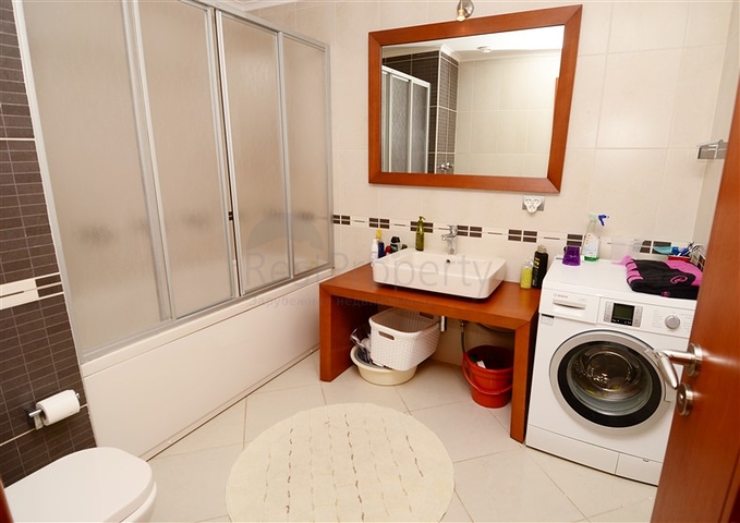 شقة ثلاث غرف و صالة مفروشة على الصف الأول للبحر