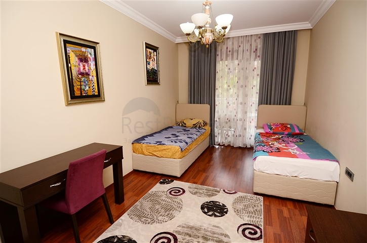 شقة ثلاث غرف و صالة مفروشة على الصف الأول للبحر