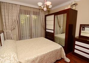 شقة ثلاث غرف و صالة مفروشة على الصف الأول للبحر