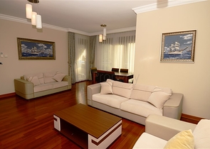 شقة ثلاث غرف و صالة مفروشة على الصف الأول للبحر