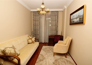 شقة ثلاث غرف و صالة مفروشة على الصف الأول للبحر