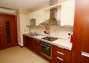 شقة ثلاث غرف و صالة مفروشة على الصف الأول للبحر