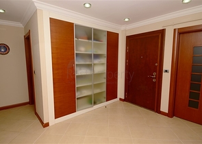 شقة ثلاث غرف و صالة مفروشة على الصف الأول للبحر