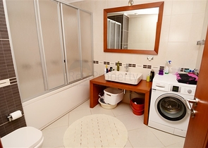 شقة ثلاث غرف و صالة مفروشة على الصف الأول للبحر