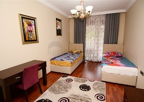 شقة ثلاث غرف و صالة مفروشة على الصف الأول للبحر