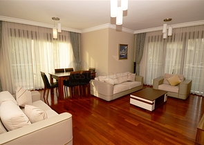 شقة ثلاث غرف و صالة مفروشة على الصف الأول للبحر