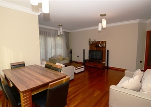 شقة ثلاث غرف و صالة مفروشة على الصف الأول للبحر