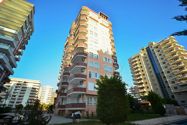 شقة بغرفتي نوم ضمن مجمع حديث يبعد فقط 100 متر عن البحر