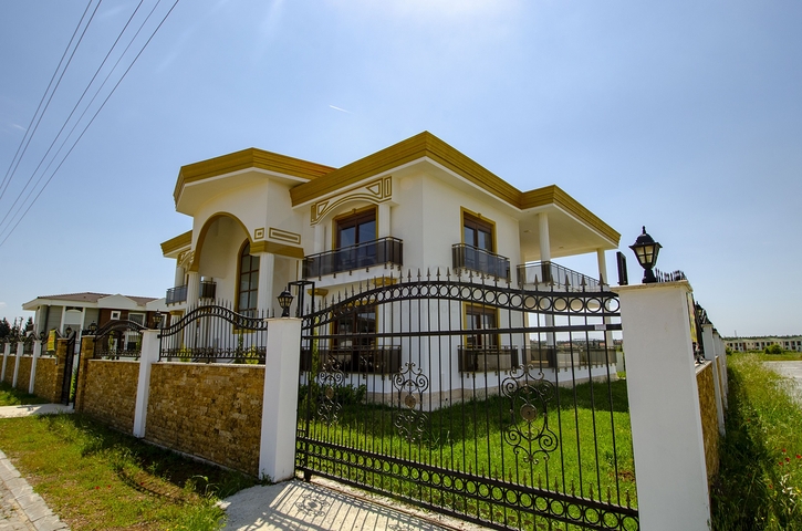 فيلا مستقلة بخمس غرف نوم في انطاليا/ايشيلباهير