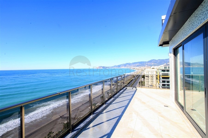 مشروع استثماري ممتاز على الخط الاول لشاطئ البحر في الانيا