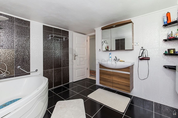 شقة بثلاث غرف نوم في قلب مدينة لارا 