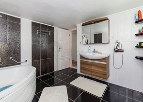 شقة بثلاث غرف نوم في قلب مدينة لارا 