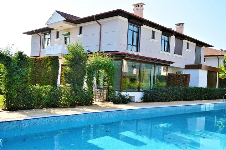 فيلا بسبع غرف نوم في مراحل بنائها الأخيرة 