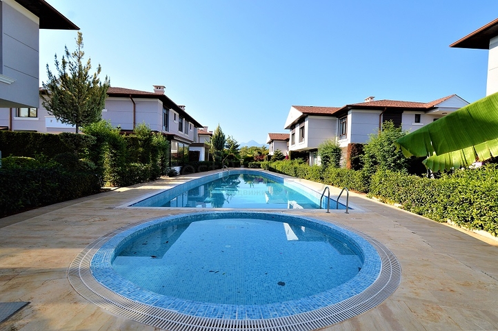 فيلا بسبع غرف نوم في مراحل بنائها الأخيرة 