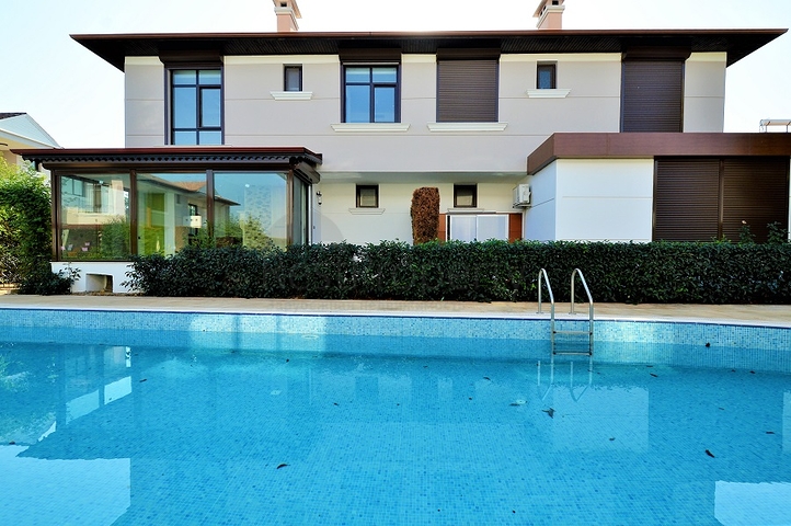 فيلا بسبع غرف نوم في مراحل بنائها الأخيرة 