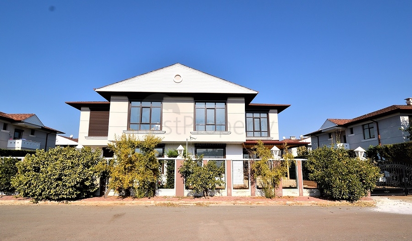 فيلا بسبع غرف نوم في مراحل بنائها الأخيرة 