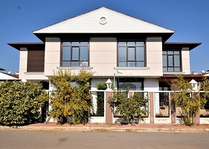 فيلا بسبع غرف نوم في مراحل بنائها الأخيرة 