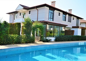 فيلا بسبع غرف نوم في مراحل بنائها الأخيرة 