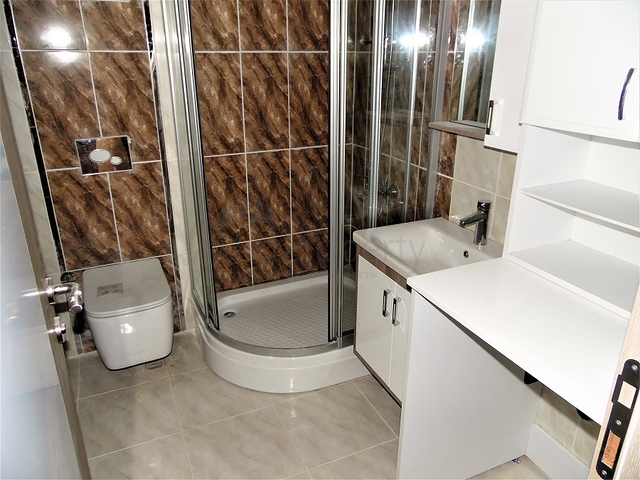 شقة واسعة بثلاث غرف نوم ومطبخ منفصل في مركز مدينة انطاليا