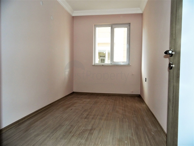 شقة واسعة بثلاث غرف نوم ومطبخ منفصل في مركز مدينة انطاليا